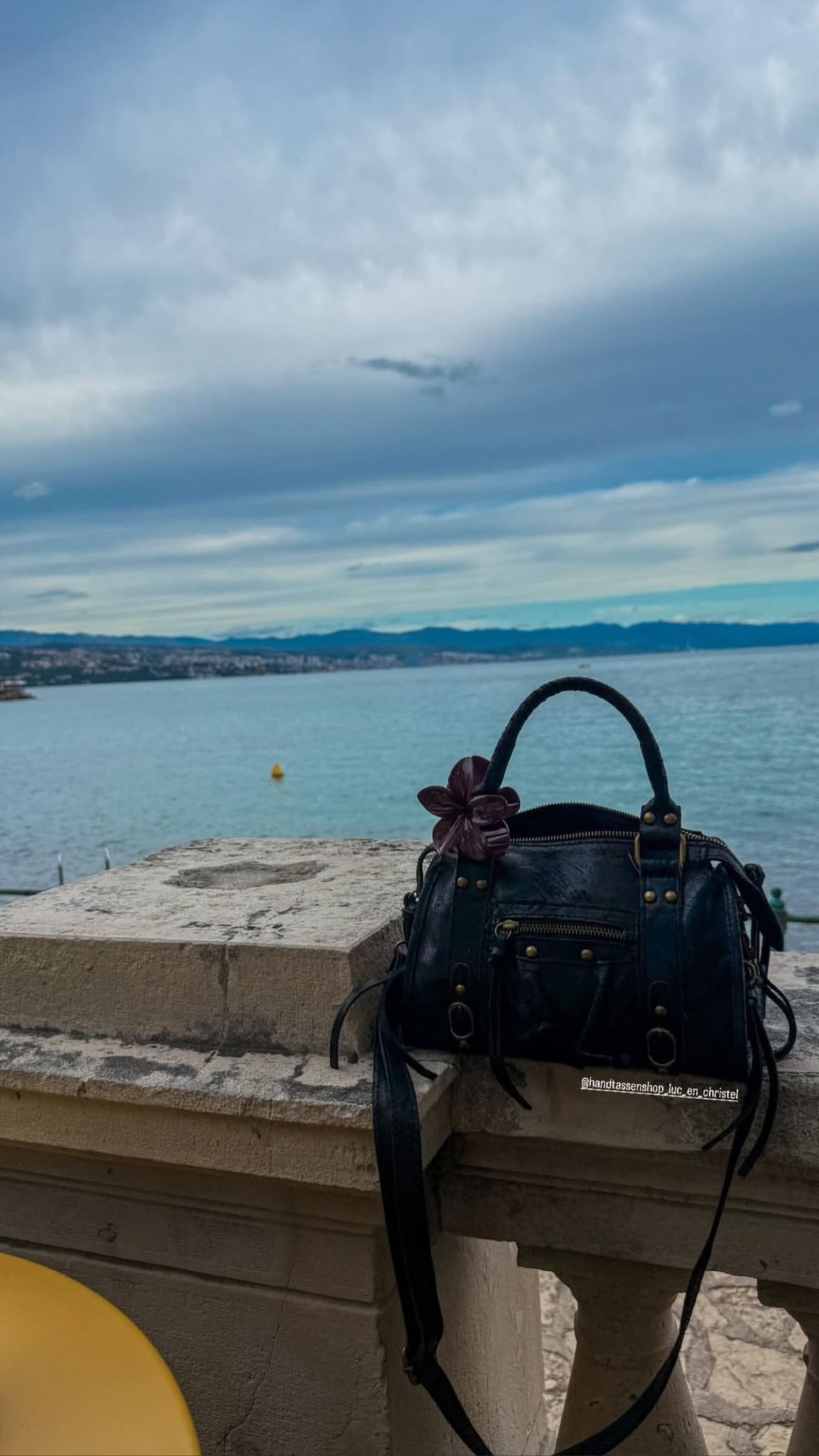 Detail zwarte crossbody tas Italiaans leder