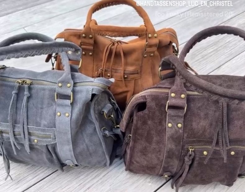 Detail bruine suède werktas met ruimte voor MacBook